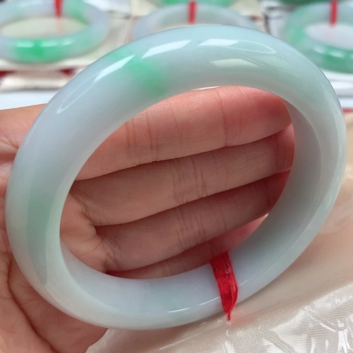 翡翠手镯未镶嵌金丝绿