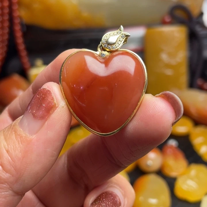 未镶嵌石英质玉（黄龙玉）颈饰