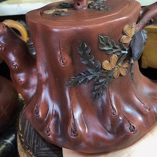 茶壶紫砂原矿泥料手工制作的一把紫砂壶。