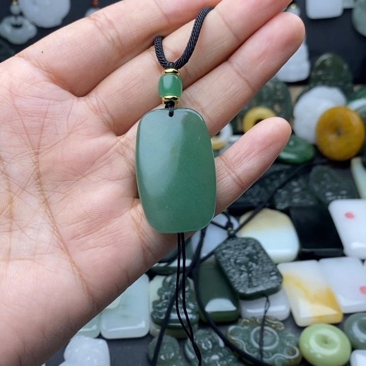 潘***臻石英质玉未镶嵌颈饰