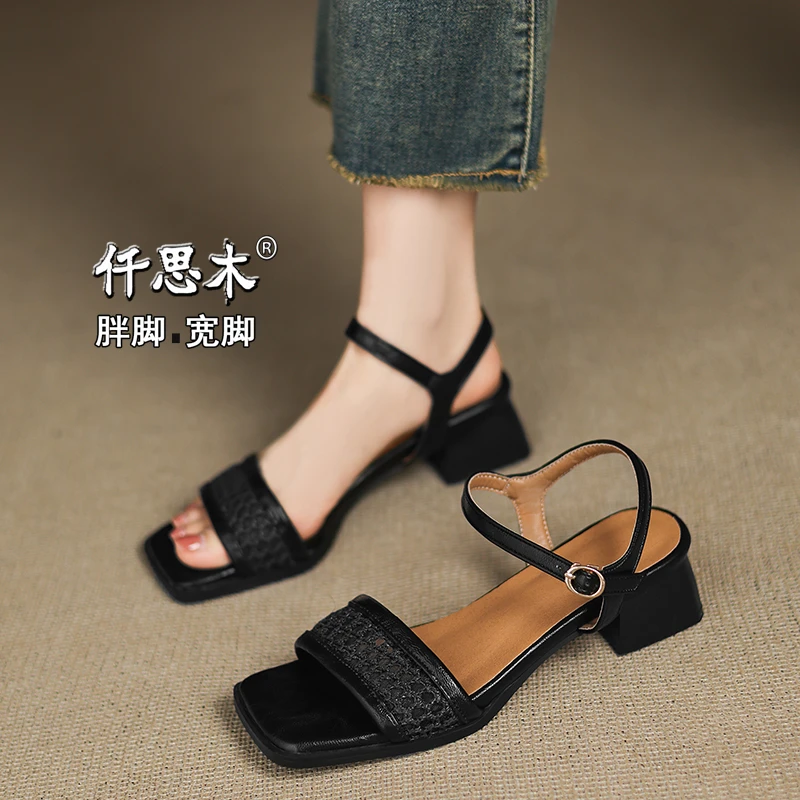 粗跟女士凉鞋女夏季配裙子大码女鞋41到43胖脚宽中跟小码32白色33