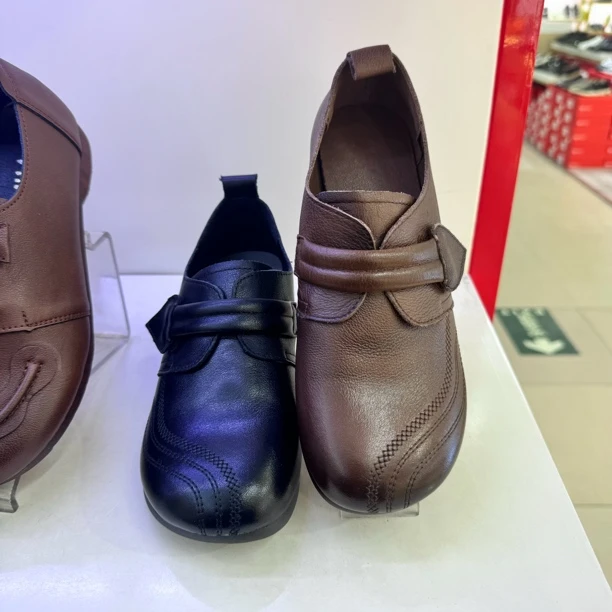 2025新款单鞋大码平底老人皮鞋妈妈鞋软底乐福鞋时尚舒适软面