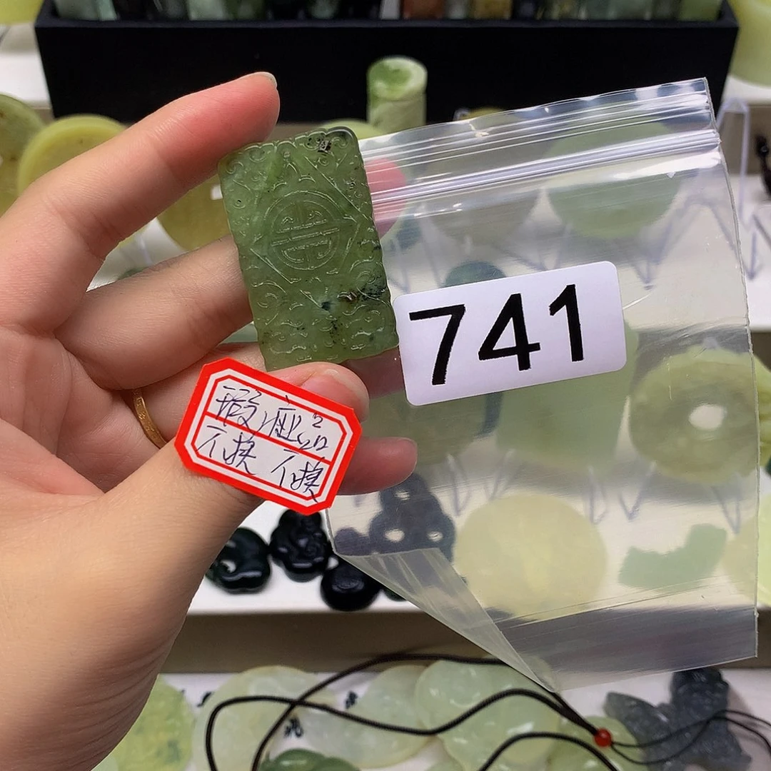 蛇纹石玉颈饰未镶嵌