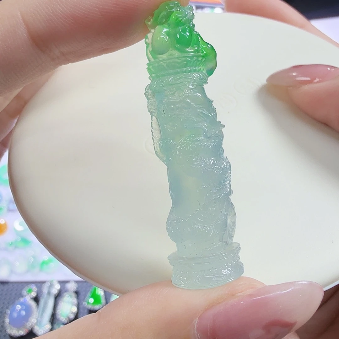 翡翠未镶嵌颈饰龙柱