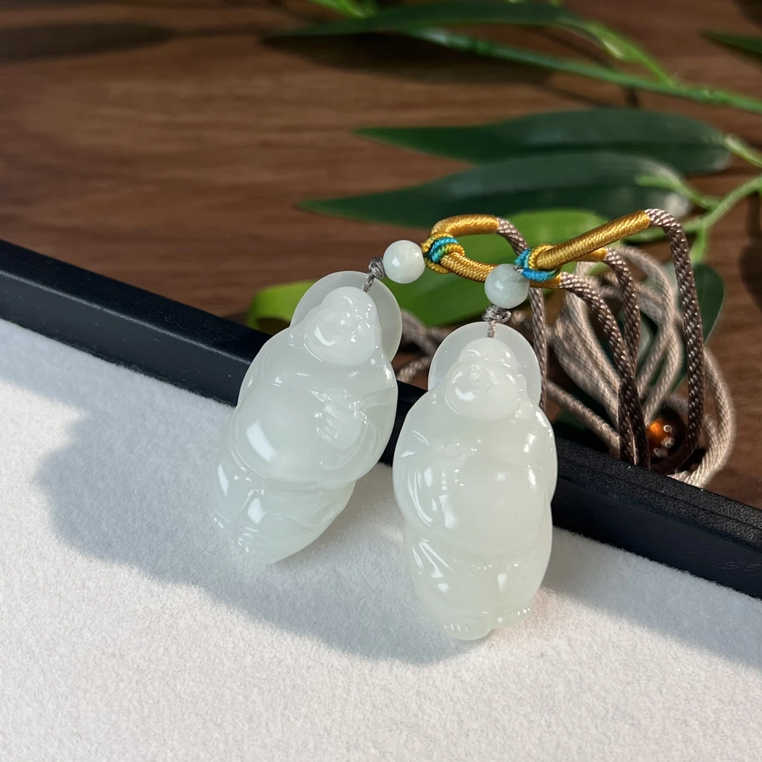 【睿泽鉴宝】和田玉白玉站佛吊坠多样性发一有瑕 42*21*11 XZC8138