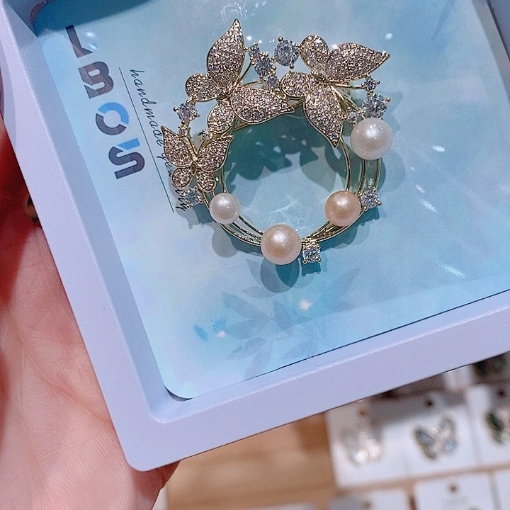 锆石铜合金蝴蝶花环胸针