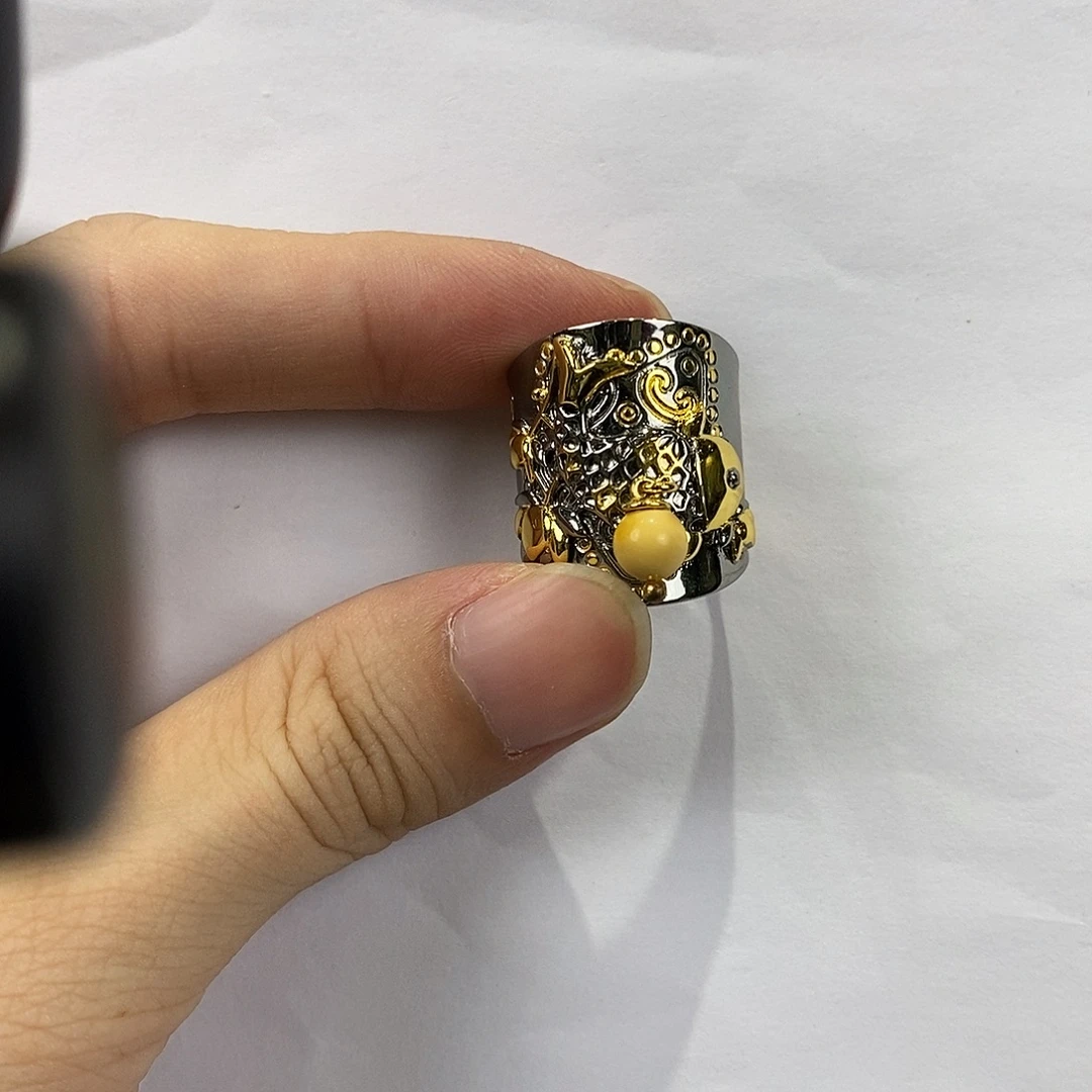 琥珀未镶嵌颈饰多人