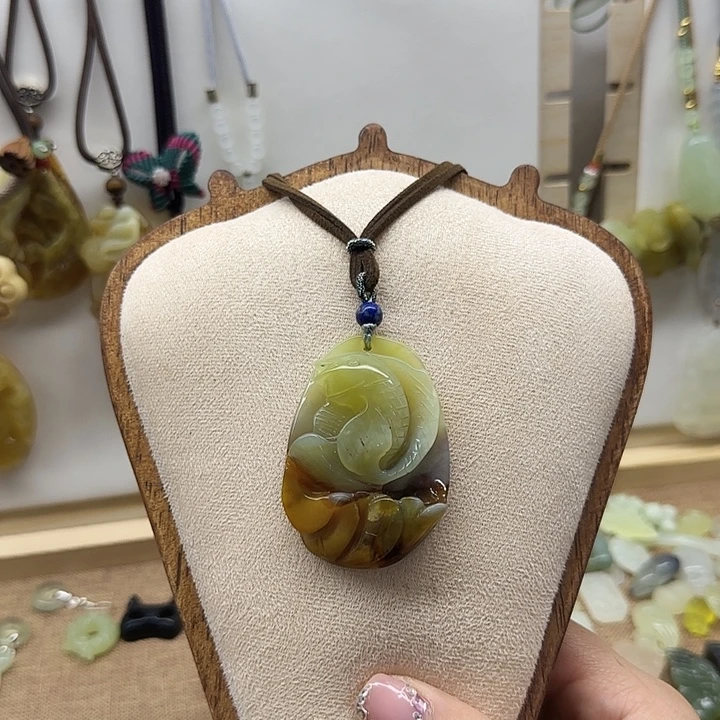 岫玉合金颈饰连年有余