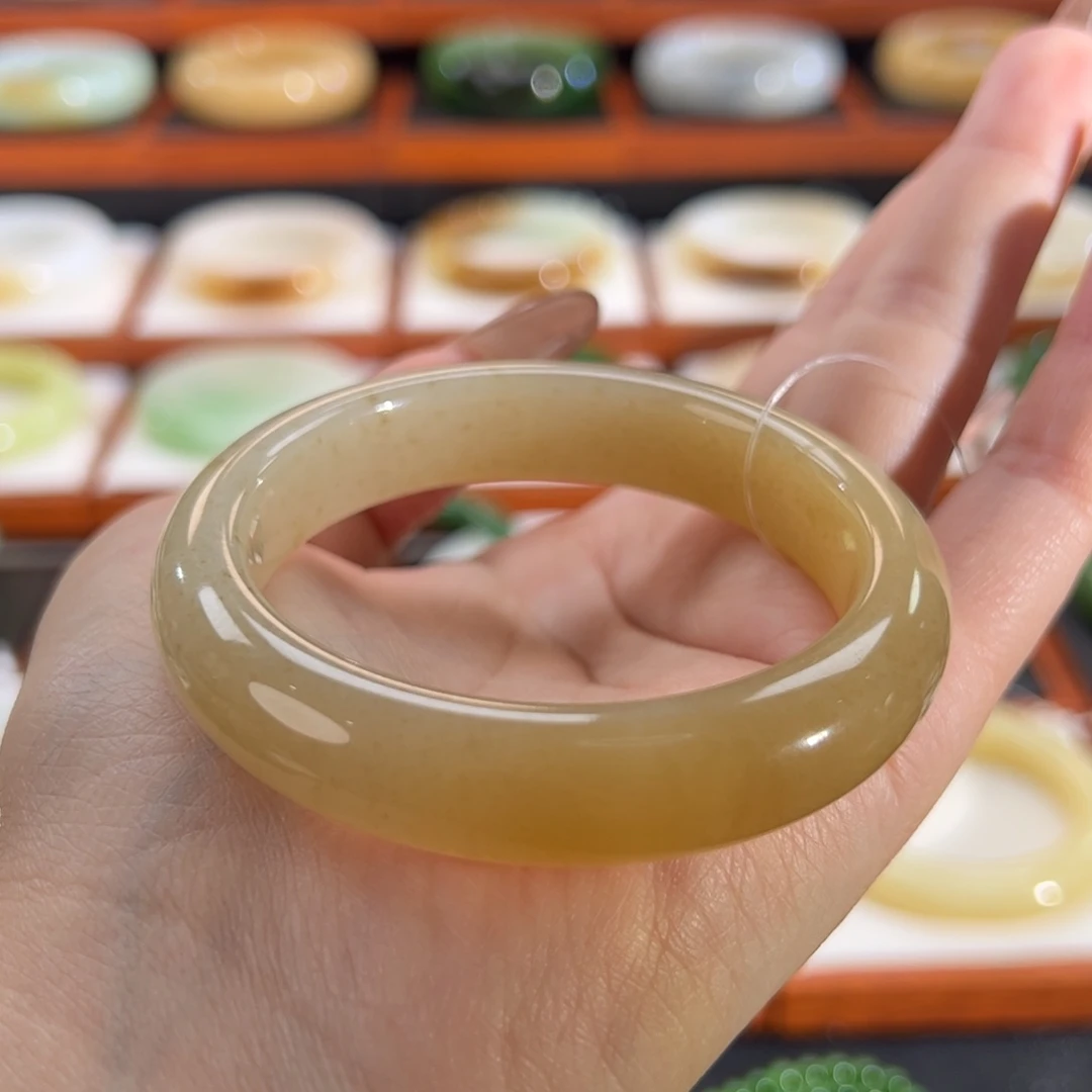 和田玉手镯未镶嵌大**?53