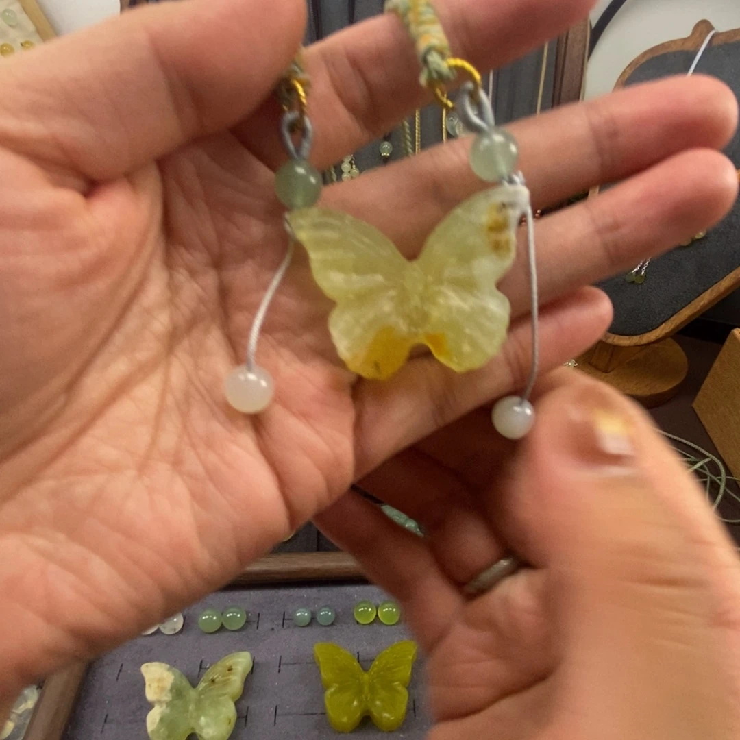 岫玉未镶嵌颈饰小蝴蝶