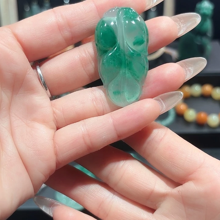 石英质玉（非洲翠）未镶嵌颈饰