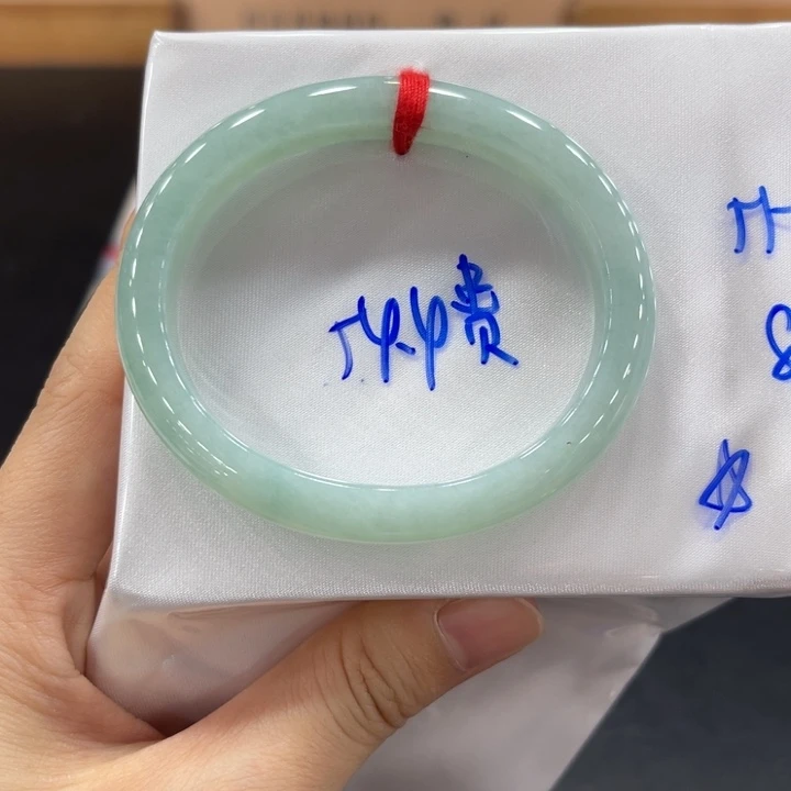 翡翠手镯未镶嵌翡翠