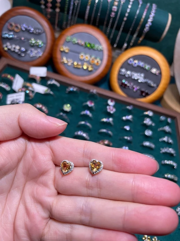 黄水晶爱心耳钉，简约时尚百搭