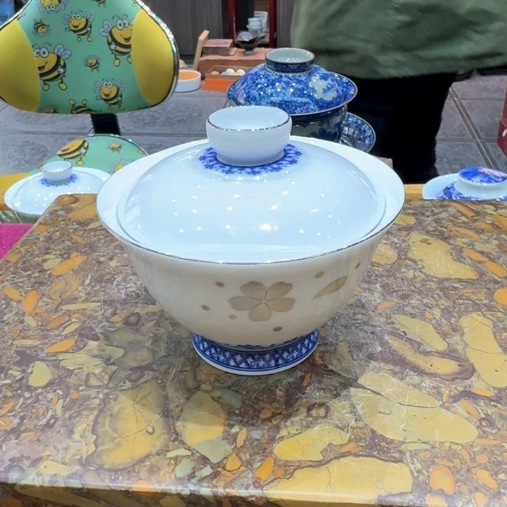 骨瓷盖碗一个，瓷。。。品茗