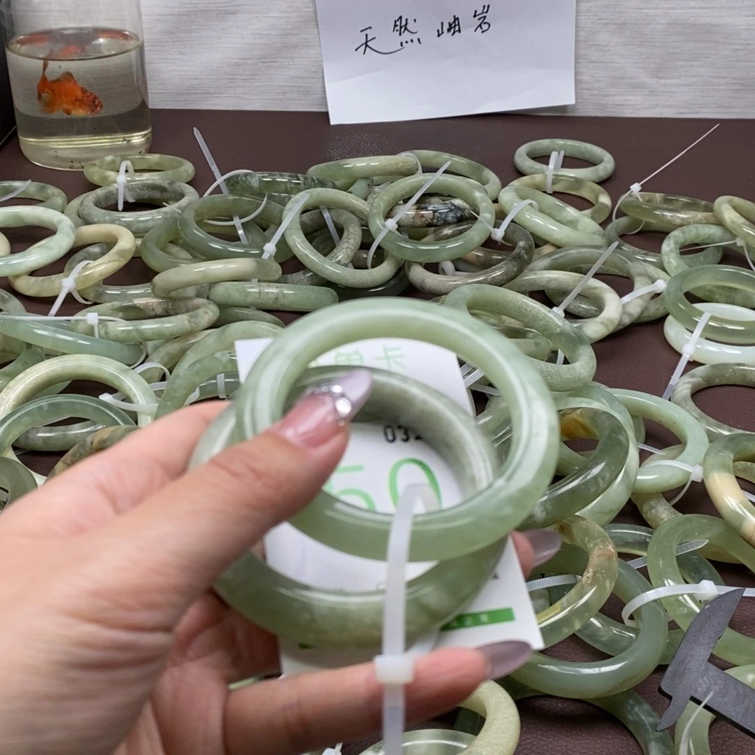 蛇纹石玉手镯未镶嵌