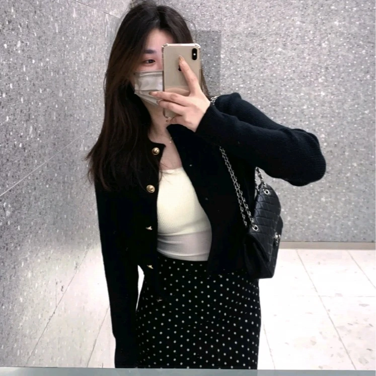 秋季新款女装洋气高贵黑色金扣针织开衫时髦气质长袖短款外套上衣