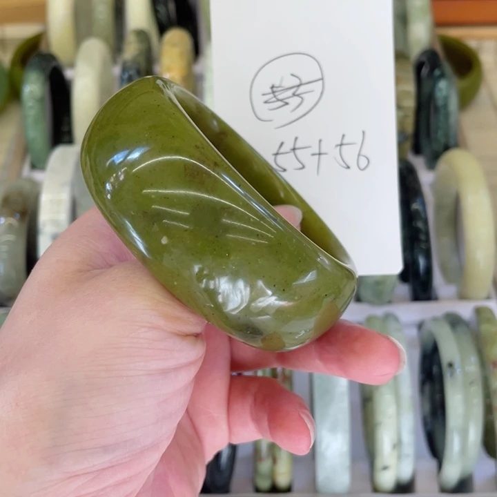 蛇纹石玉手镯未镶嵌