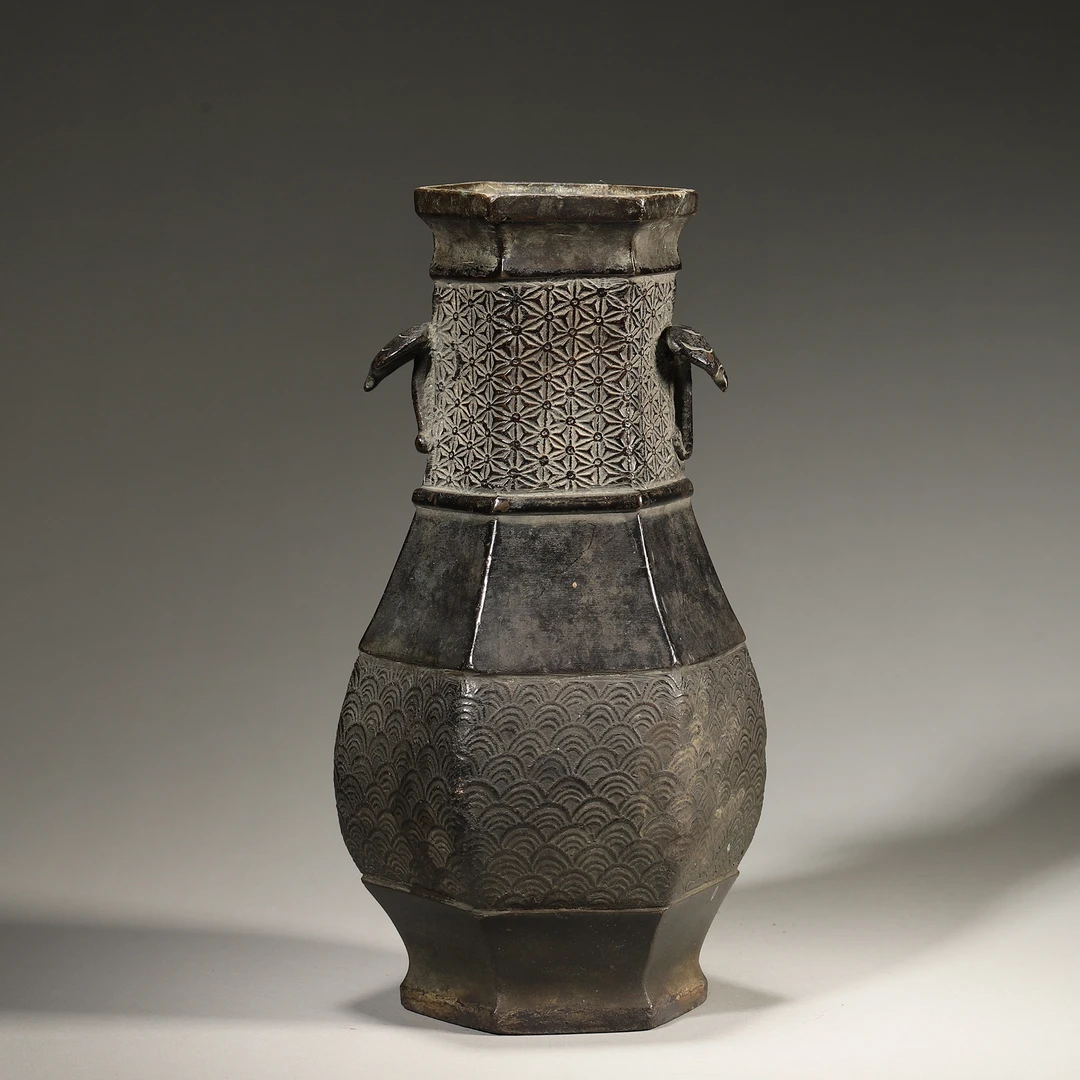 z402/清代 海浪纹灵芝耳铜六方瓶【华豫之门甄选】