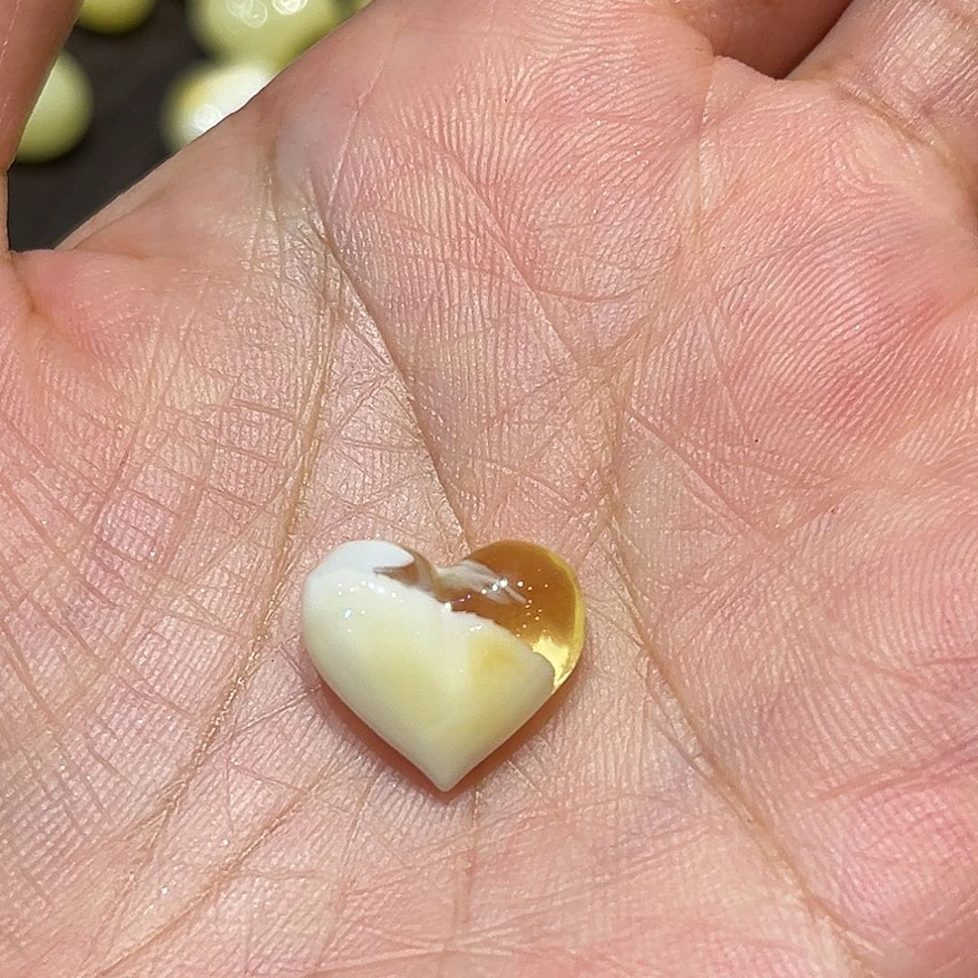 蜜蜡未镶嵌颈饰屁桃