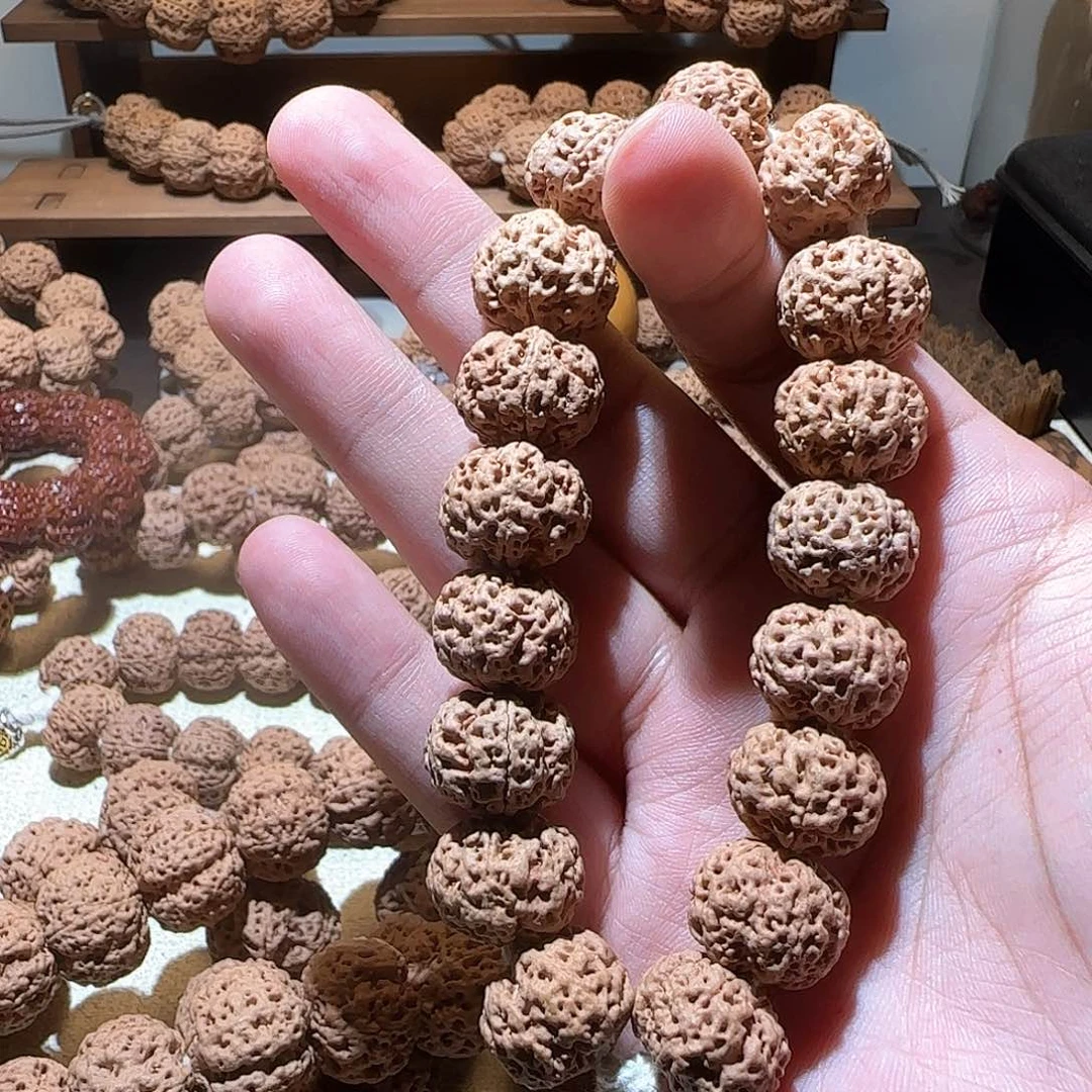 金刚菩提吊坠上**。蜂窝