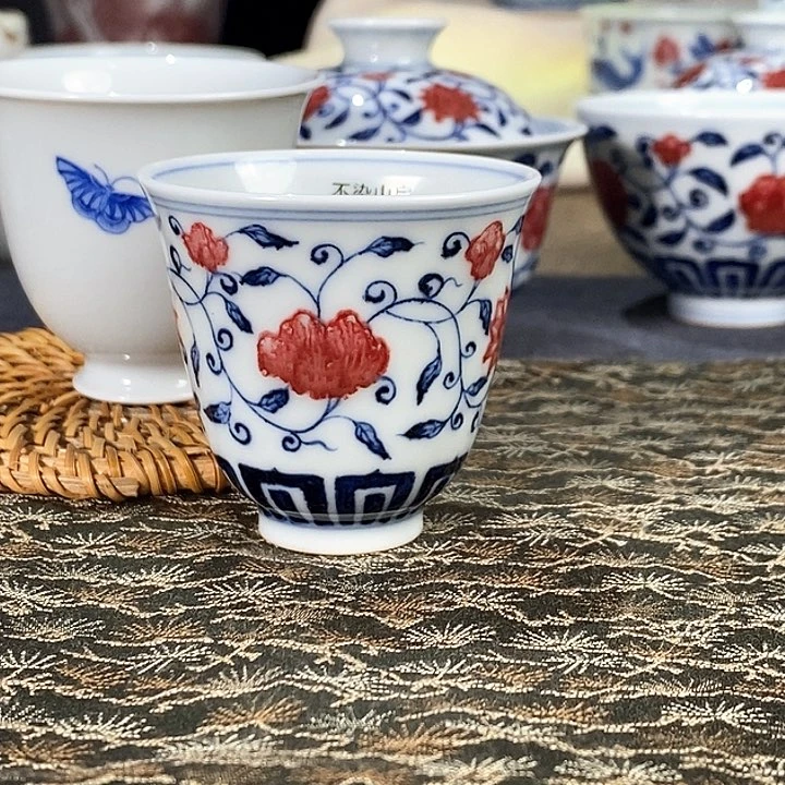 白****晒釉里红缠枝花卉铃铛杯