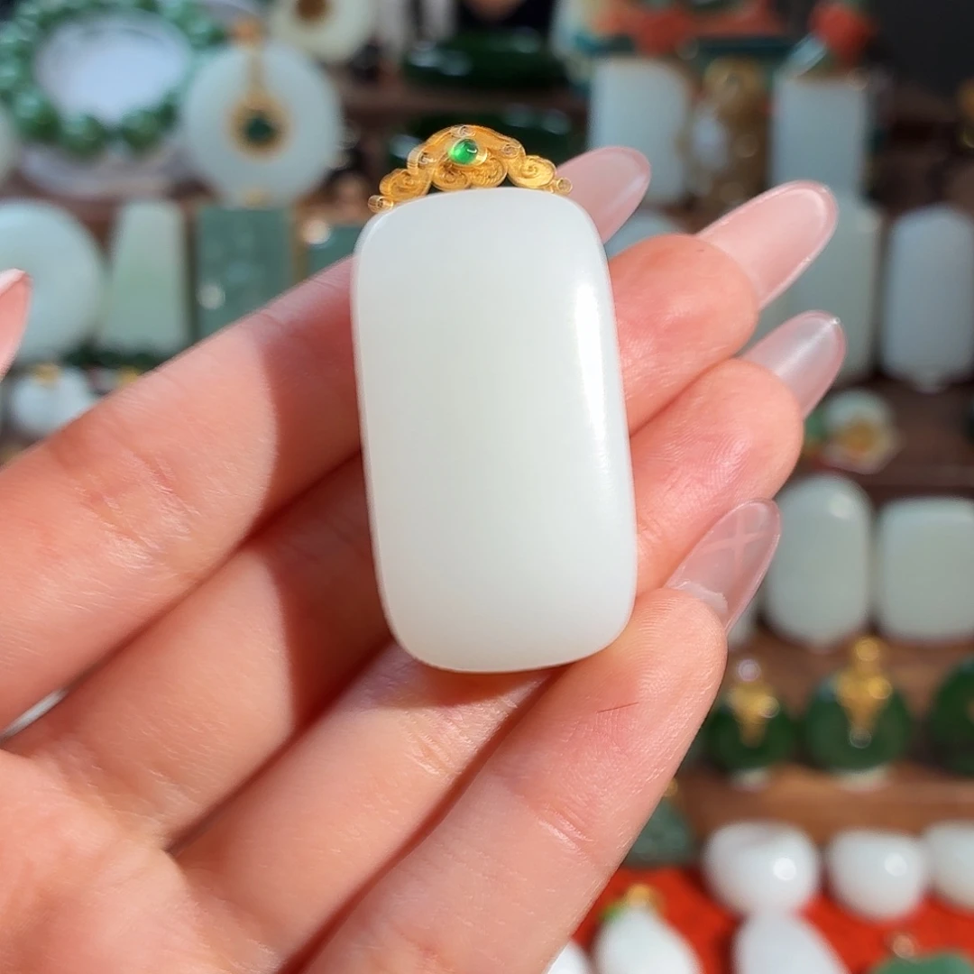 幸***窝和田玉18K金镶嵌颈饰T