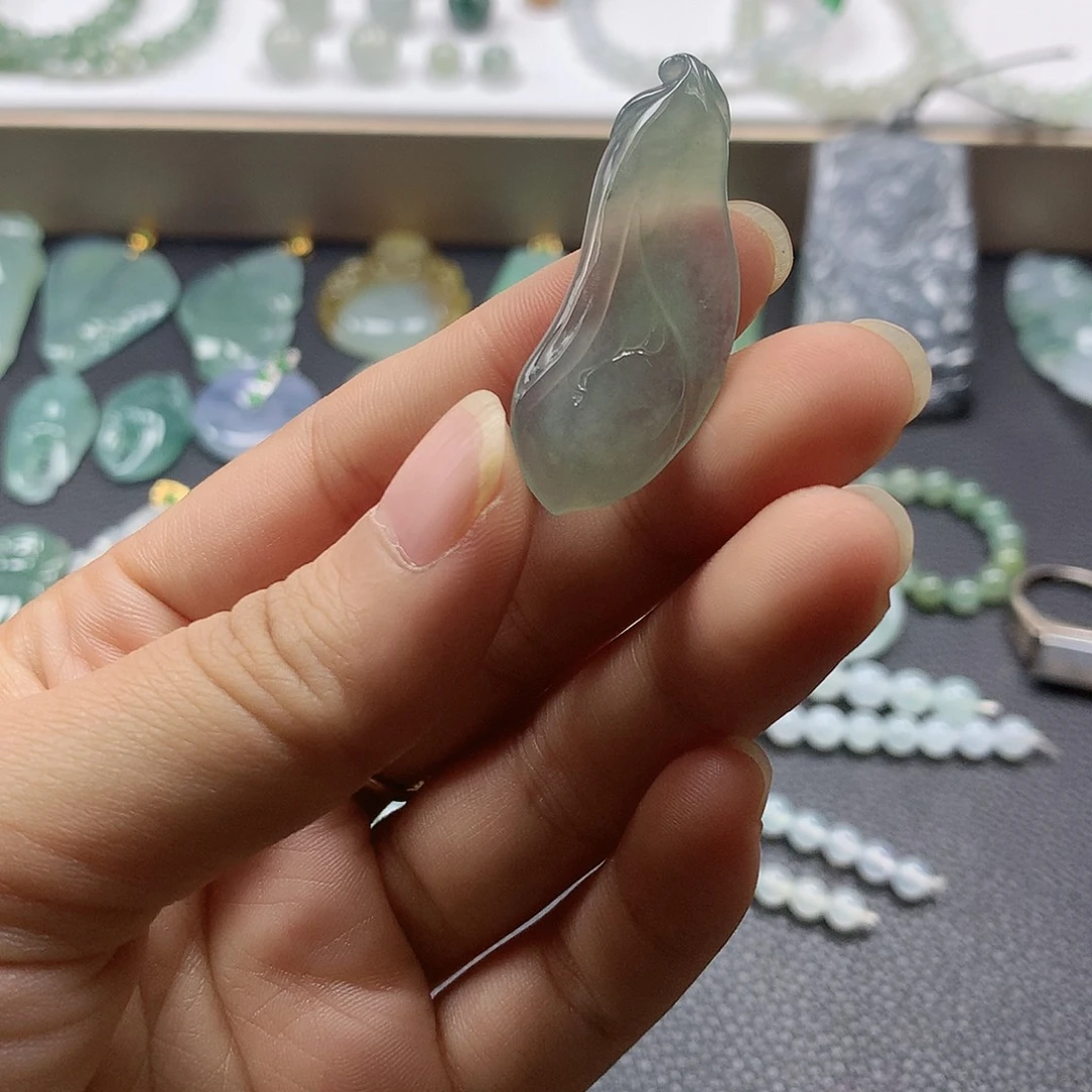 翡翠未镶嵌颈饰玉兰花