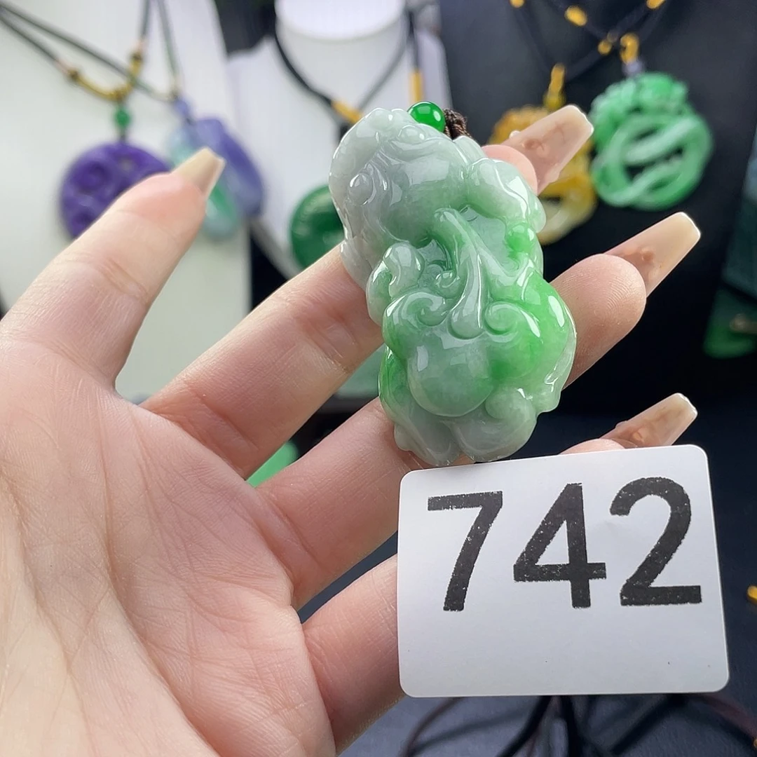 翡翠未镶嵌吊坠(赠链)