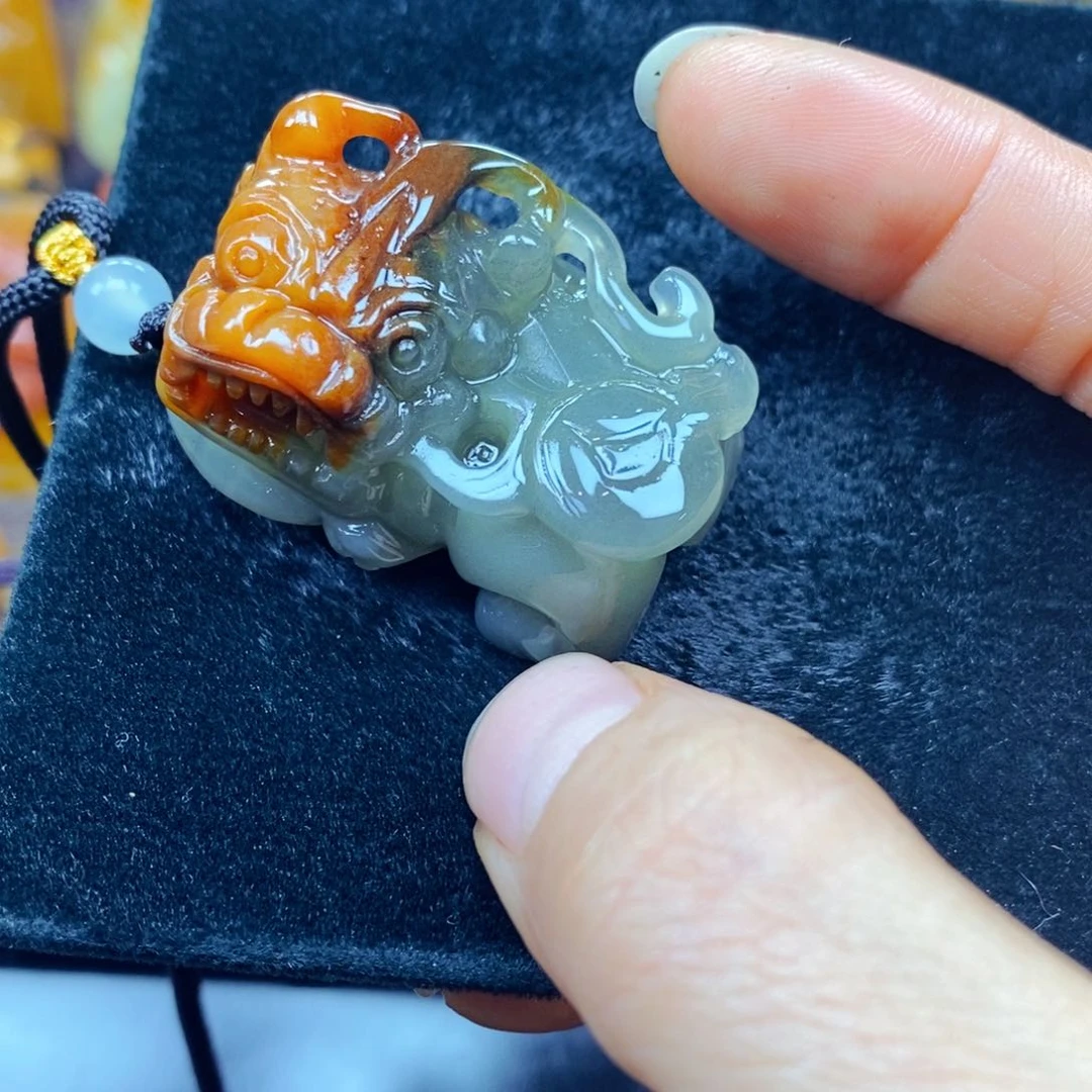 未镶嵌石英质玉（黄龙玉）颈饰