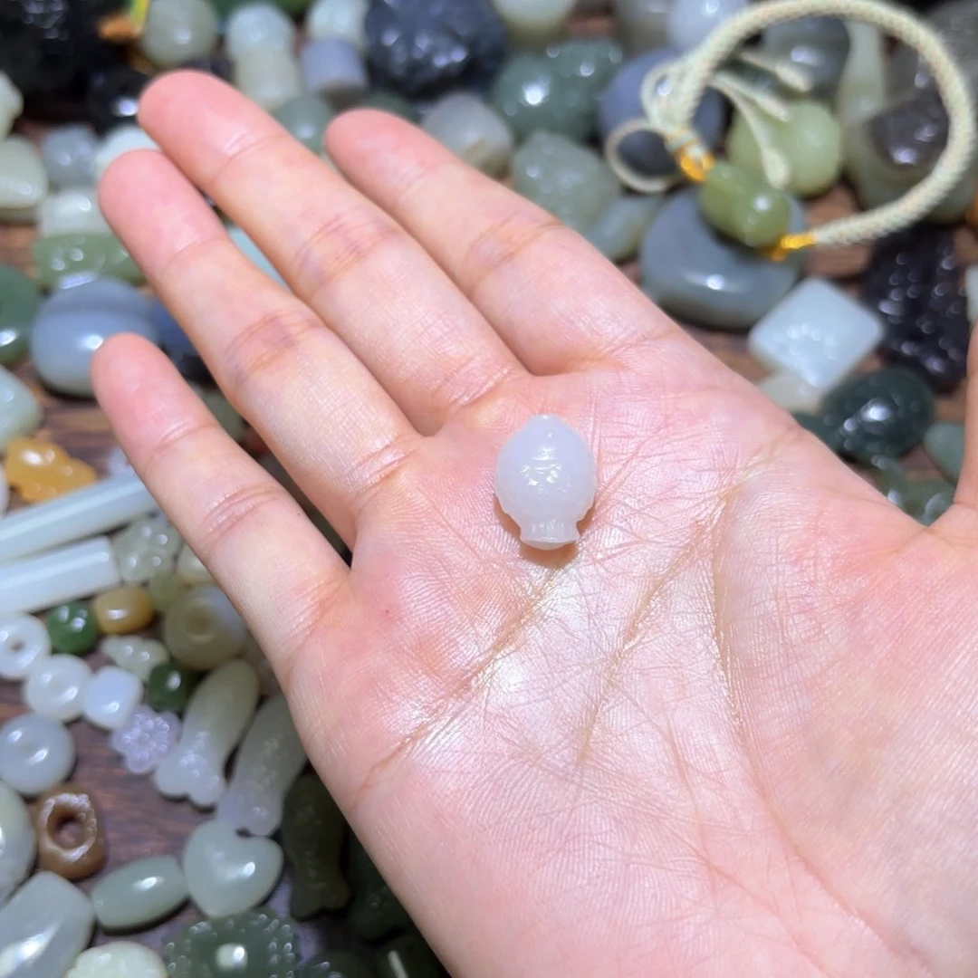 小***)和田玉未镶嵌珠宝半成品