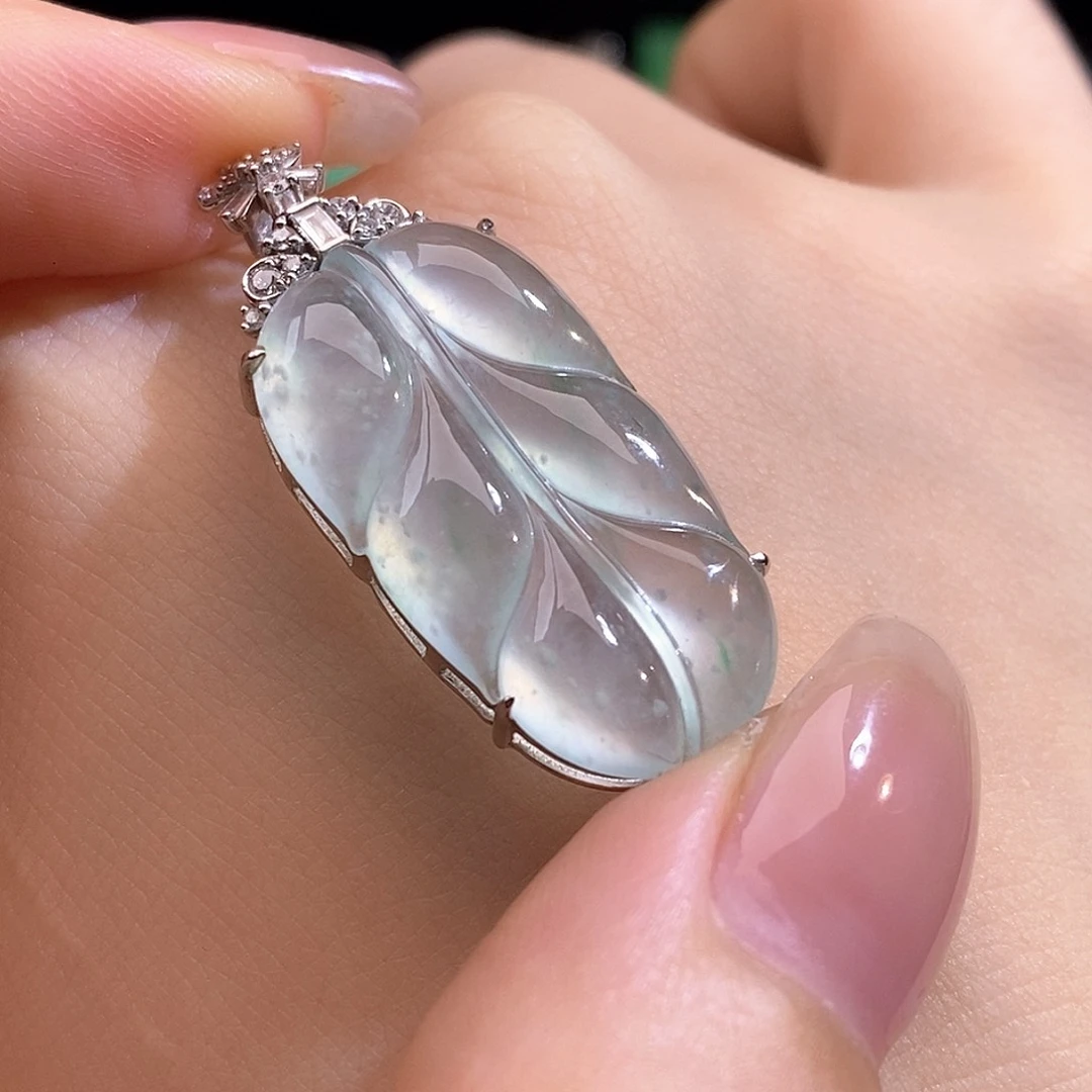 翡翠18K金镶嵌颈饰叶子