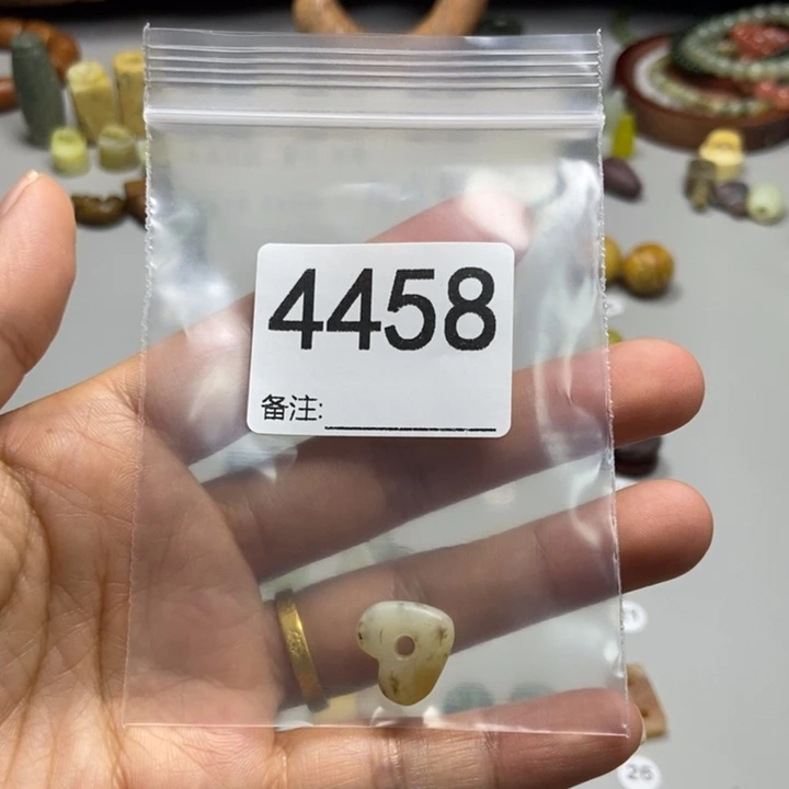 之***g未镶嵌蛇纹石玉颈饰