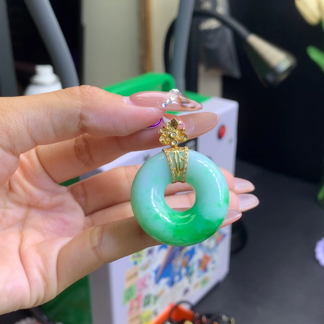 翡翠18K金镶嵌颈饰