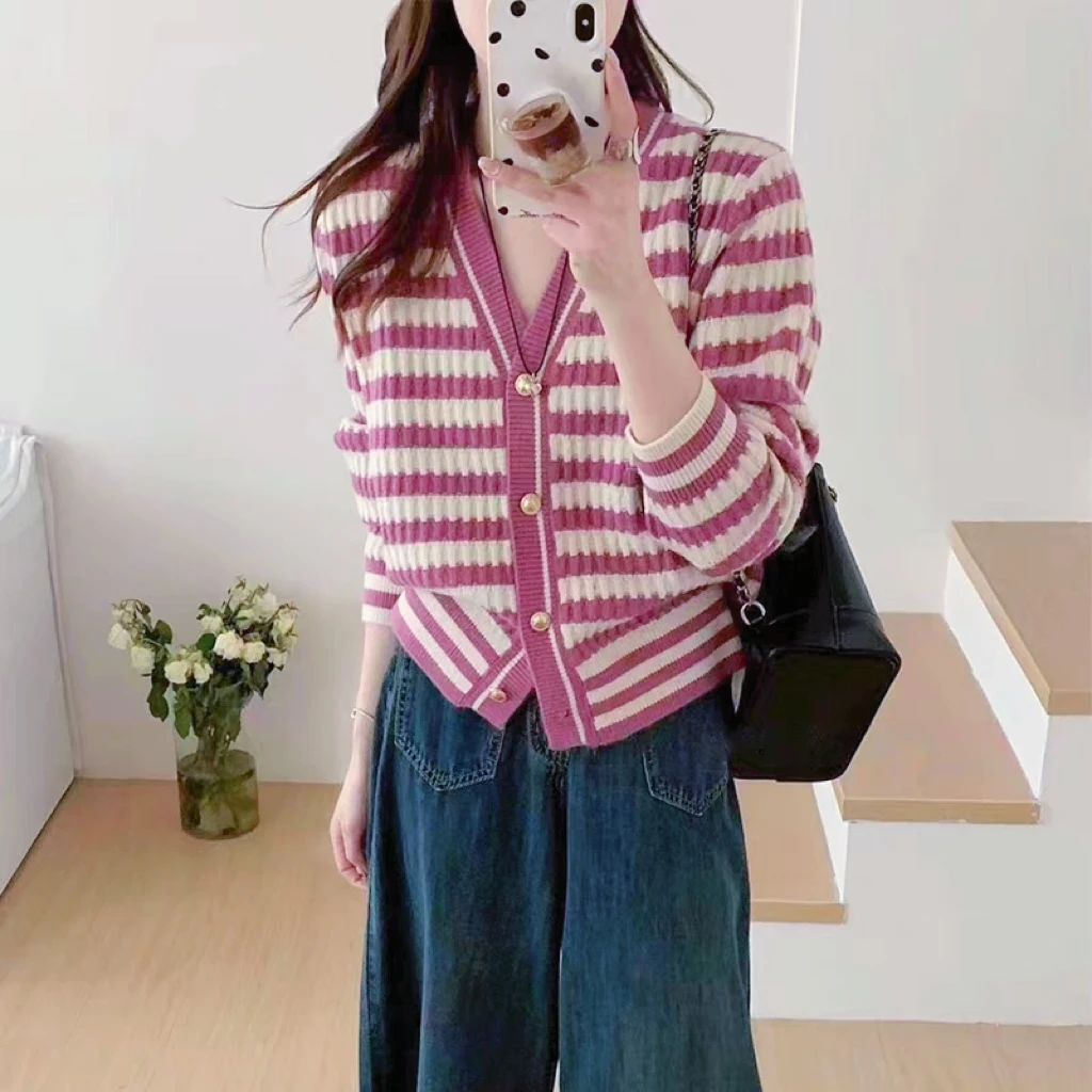 清-汤圆吖粉紫色高级感V领金属纽扣条纹绞花开衫毛衣303310