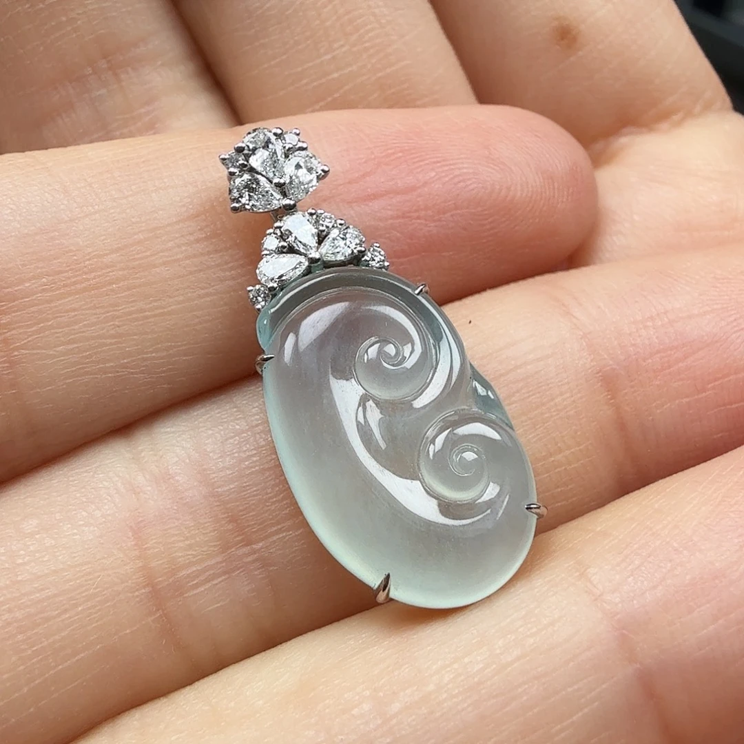 翡翠18K金镶嵌颈饰