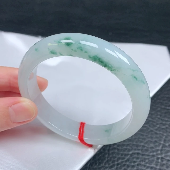 翡翠手镯未镶嵌。