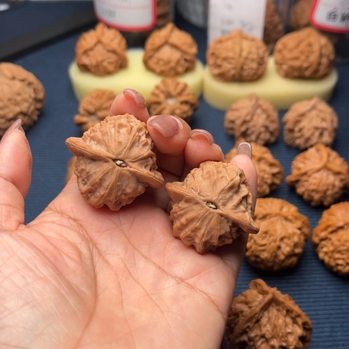 桑***剖吊坠文玩核桃36瓷娃娃