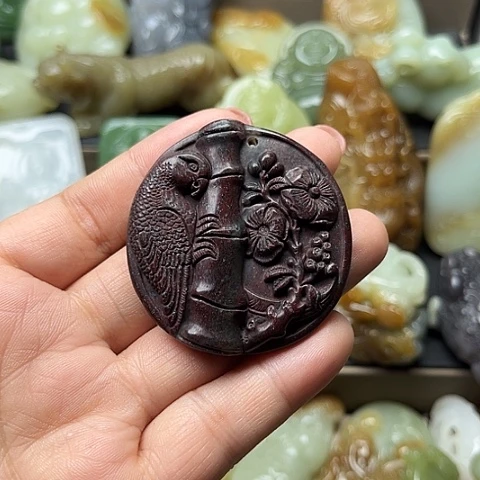 颈饰未镶嵌和田玉龍**人