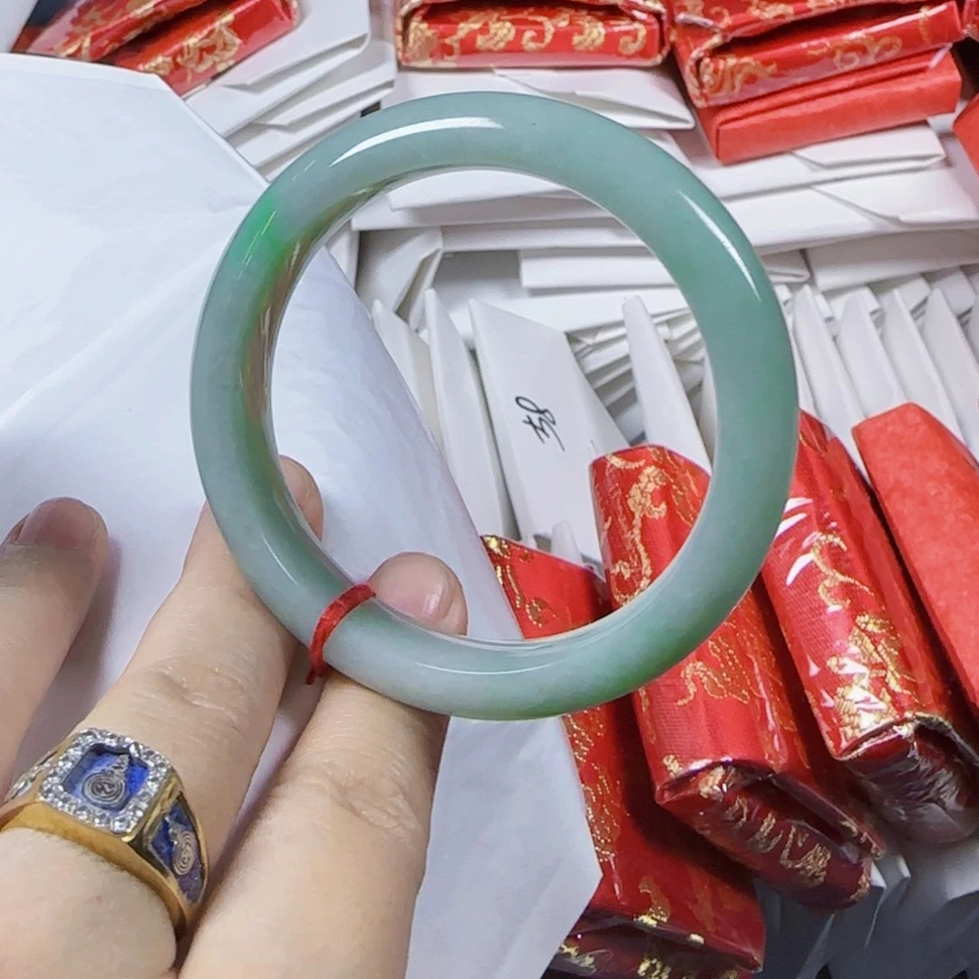 翡翠手镯未镶嵌财****贝