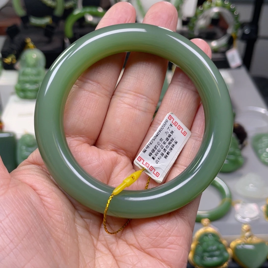 爱***腿和田玉（碧玉）未镶嵌手镯