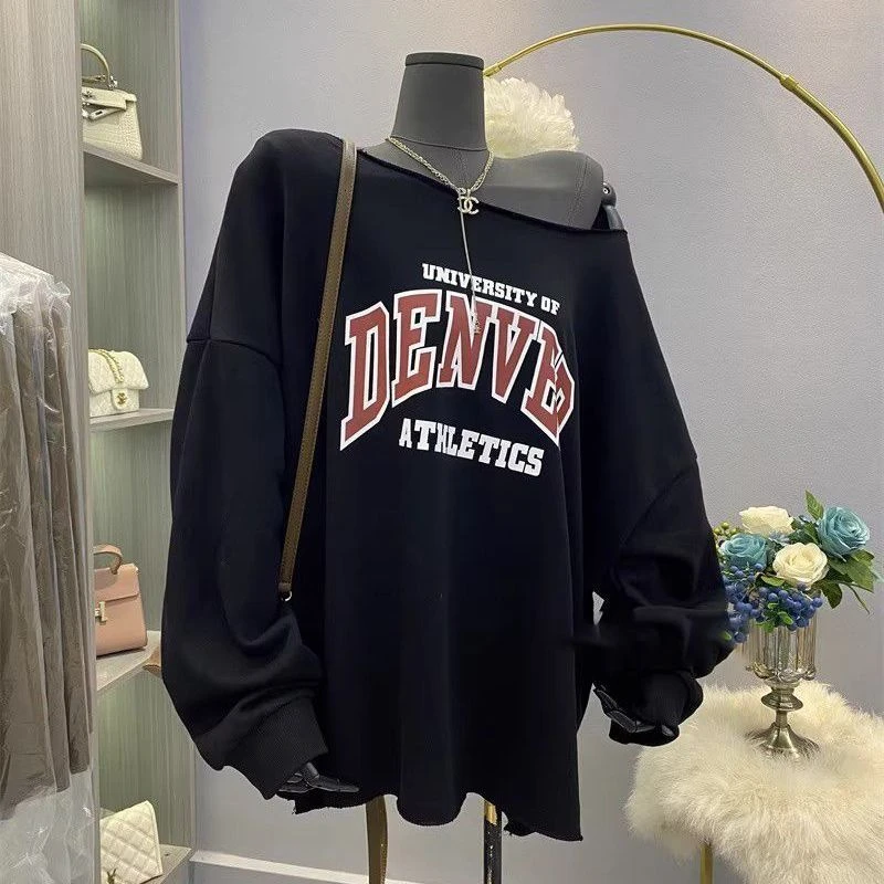 胖mm特大码300斤美式复古印花字母慵懒风斜领露肩中长款上衣女秋2