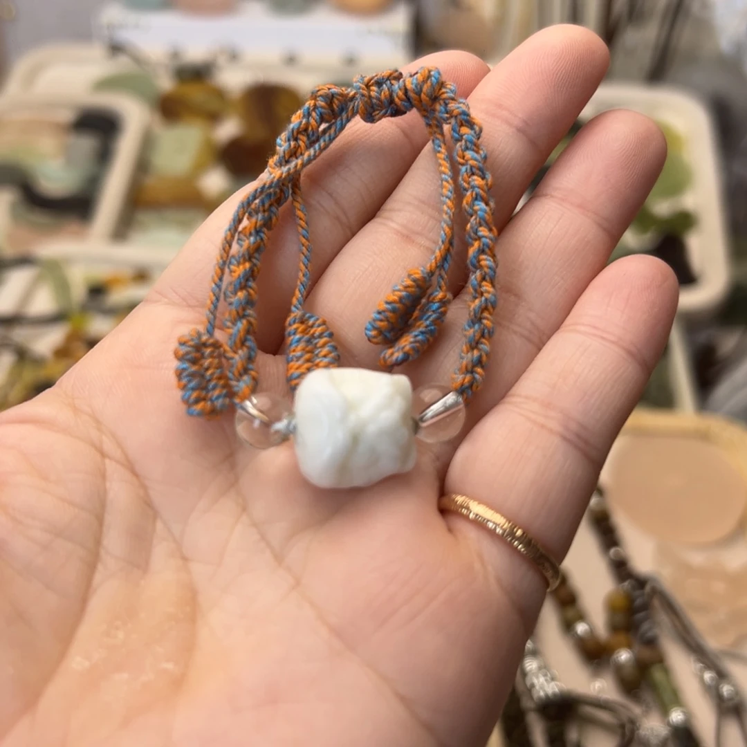 蛇纹石玉颈饰合金