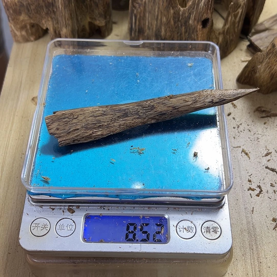 香料绿奇楠虫漏8克蓝宝石天然虫