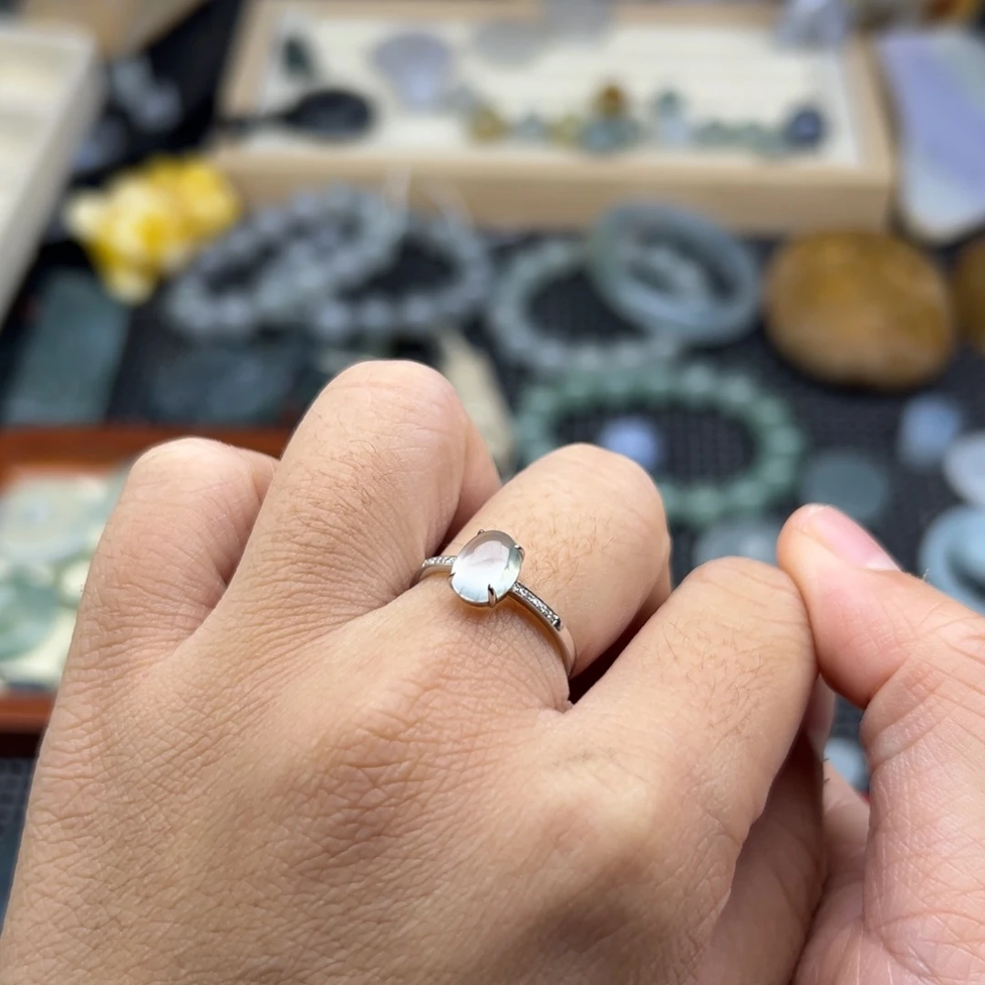 颈饰未镶嵌翡翠冰戒指