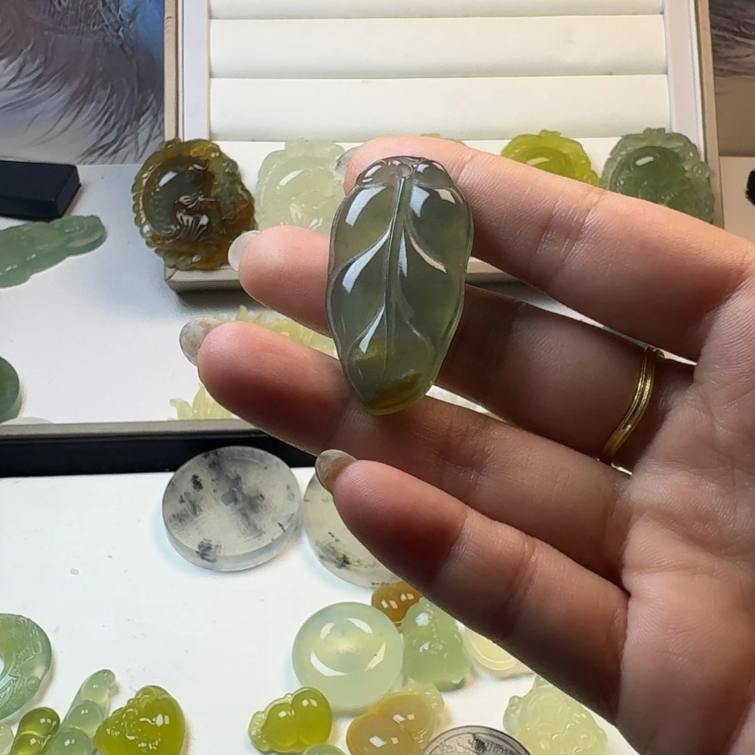 未镶嵌蛇纹石玉颈饰小**?