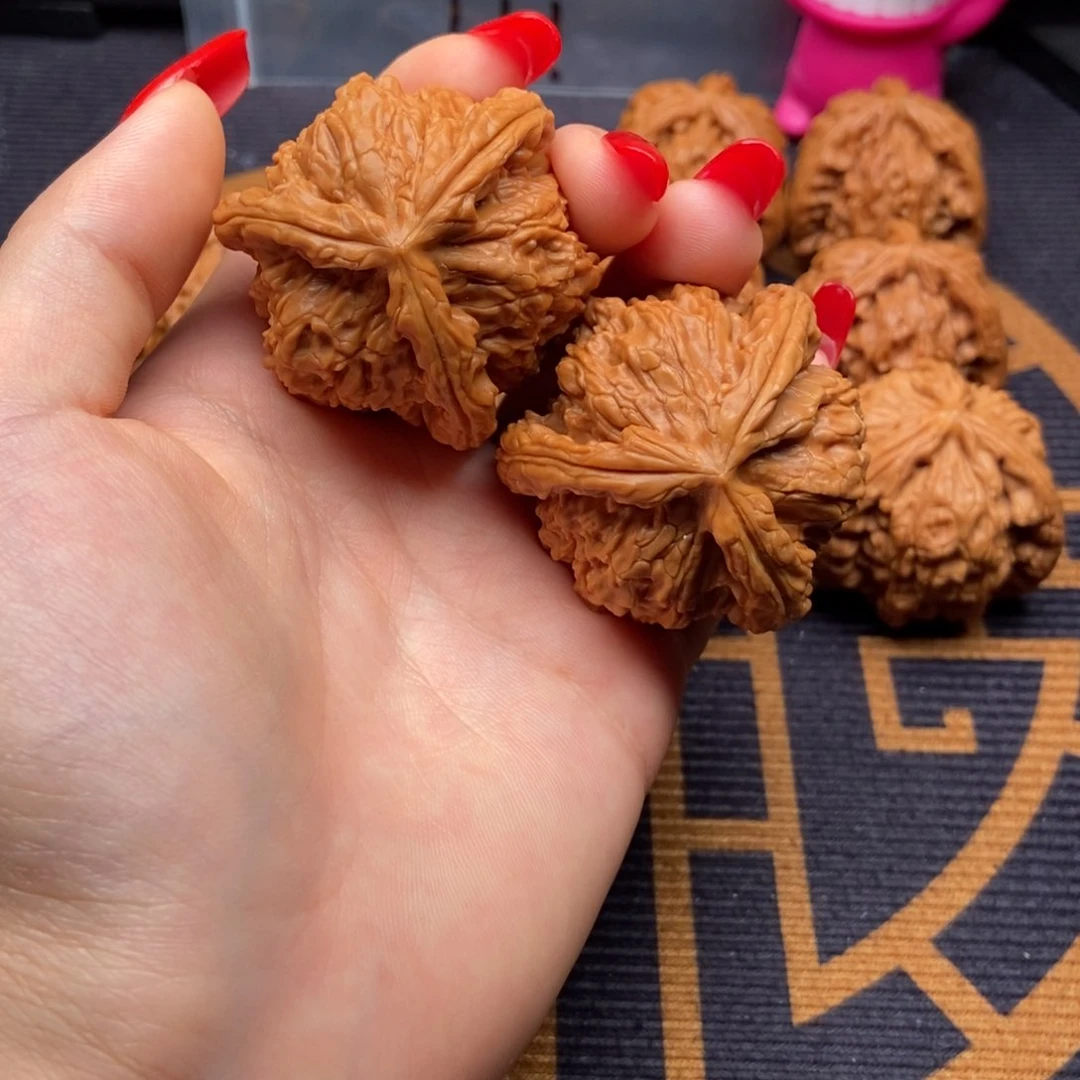 文玩核桃吊坠君**属白狮