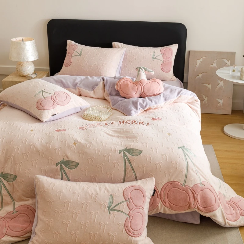 （樱桃可颂）贴布绣高克重全消光牛奶绒四件套加绒加厚柔软舒适透气