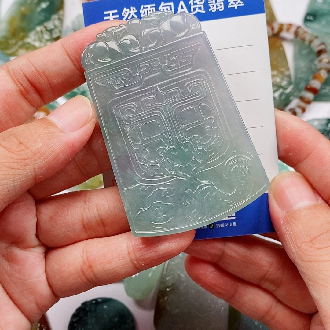 翡翠未镶嵌颈饰仿古龙牌