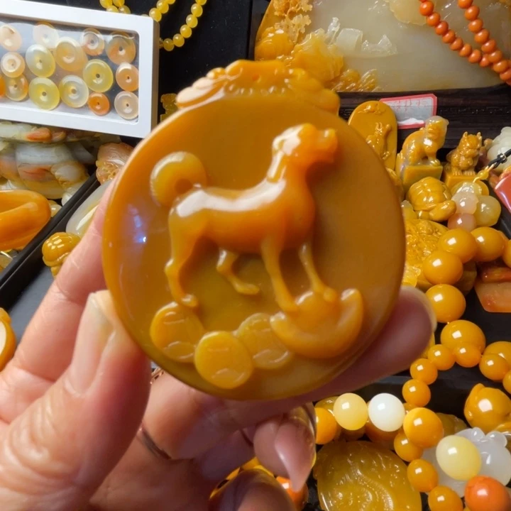 石英质玉（黄龙玉）未镶嵌颈饰