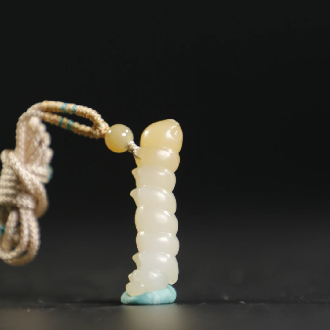 lot8813 和田玉俏糖色毛虫挂坠/云南典藏